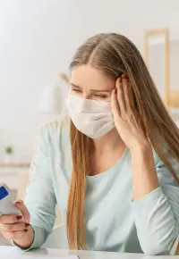 Choroba pracownika: czy pracodawca musi informować pozostałych pracowników?