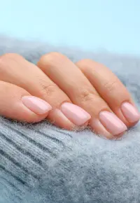 Paznokcie do pracy – długość, kolor, kształt