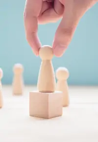 Efekt autorytetu w pracy – czym jest? Dlaczego jest zły?