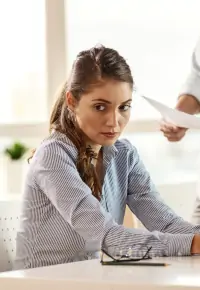 Bierna agresja w pracy – objawy, przyczyny, sposoby na poradzenie sobie z nią