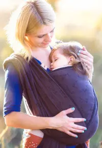 Biznes dla mam – produkcja chust do noszenia dziecka