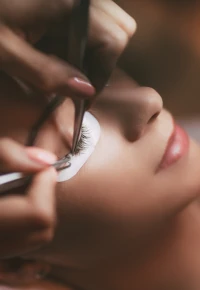 Stylizacja rzęs – rodzaje, szkolenia, zarobki. Kompletny przewodnik po pracy stylistki rzęs