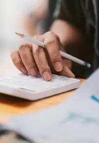 Sektor przedsiębiorstw w październiku 2021 roku: przeciętne zatrudnienie i wynagrodzenie