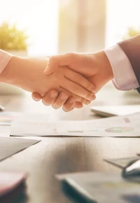 Podanie ręki w sytuacji zawodowej – kto pierwszy powinien wyciągnąć dłoń?