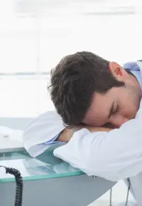 Ile godzin pracują lekarze – czy powinni pracować mniej?