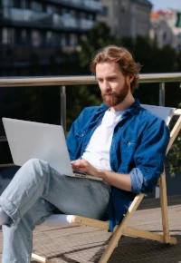 Introwertyk w pracy – porady, jak zbudować relacje