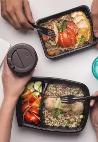 Jedzenie w pracy przy biurku