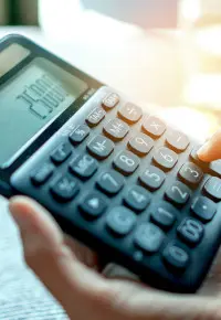 Jaki jest całkowity koszt zatrudnienia pracownika – kalkulator wynagrodzenia 