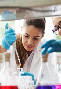 Praca w nauce i technologii – jaki jest odsetek kobiet pracujących w tych dziedzinach?