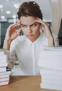 Nadmiar obowiązków w pracy – jak o tym rozmawiać z szefem?