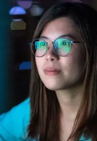 Niebieskie światło w pracy: jak wpływa na organizm?