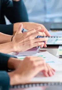 OKR – co oznacza ten skrót? Jak może pomóc firmie w osiągnięciu wyznaczonych celów?