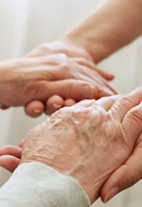 Opiekun w domu pomocy społecznej: zadania, kwalifikacje