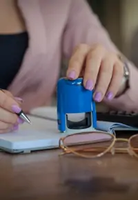 Pieczątka firmowa – czy jest konieczna, dane, wniosek, ustawa