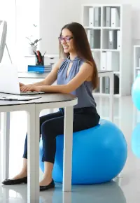 Piłka do siedzenia przy biurku – jaką kupić? Jakie ma zalety?