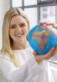 Praca na wakacje za granicą dla studenta - jak połączyć odpoczynek z zarobkiem?