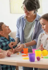 Praca po pedagogice – kierunki, zarobki, perspektywy