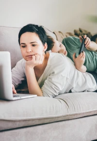 Mama w pracy – jakie ma uprawnienia?