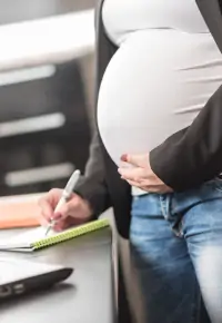 Świadczenia dla ciężarnych – na jakie wsparcie może liczyć pracująca mama