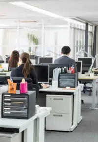 Proksemika – czym jest? Jaki ma wpływ na kontakty międzyludzkie w pracy?