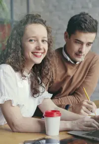 Staż wakacyjny – korzyści, list motywacyjny, zarobki