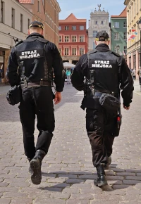 Praca w straży miejskiej – wymagania, zakres obowiązków, uprawnienia