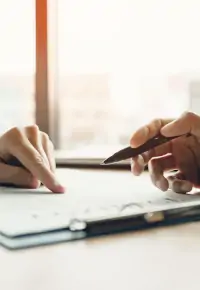 Umowa na czas nieokreślony – jak liczyć i ile wynosi okres wypowiedzenia, prawa pracownika