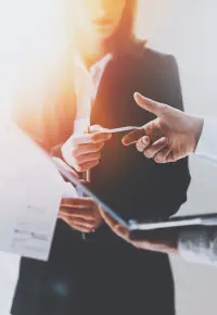 Umowa na zastępstwo – ciąża, urlop, wypowiedzenie, przedłużenie