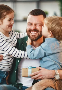 Tata na etacie – urlop ojcowski i inne uprawnienia