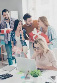 Urodziny szefa – jaki prezent wybrać? Jakie złożyć życzenia?