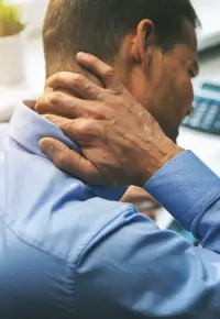 Wdowi garb – czym jest? Jak wpływa na niego praca siedząca? Czy da się go pozbyć?