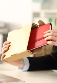 Welcome pack dla nowego pracownika – jakie ma zalety? Co można podarować?