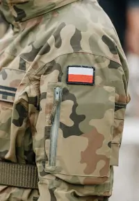 Powołanie do zawodowej służby wojskowej a stosunek pracy – o czym warto wiedzieć