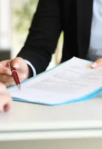 Wypowiedzenie umowy o pracę z winy pracodawcy – wzór wypowiedzenia, konsekwencje