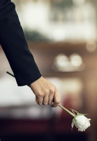 Żałoba a powrót do pracy – jak pomóc pracownikowi?