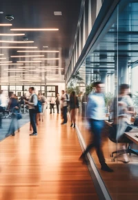 Spadło zatrudnienie w sektorze przedsiębiorstw. A co z zarobkami? 