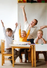 Żłobki i przedszkola przyzakładowe – najlepsze rozwiązanie dla pracujących rodziców?
