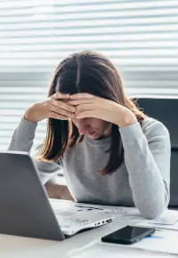 Redukcja zatrudnienia, przestój w firmie – jak poradzić sobie z emocjami?