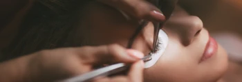 Stylizacja rzęs – rodzaje, szkolenia, zarobki. Kompletny przewodnik po pracy stylistki rzęs