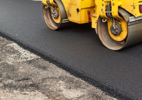 Operator rozkładarki mas bitumicznych