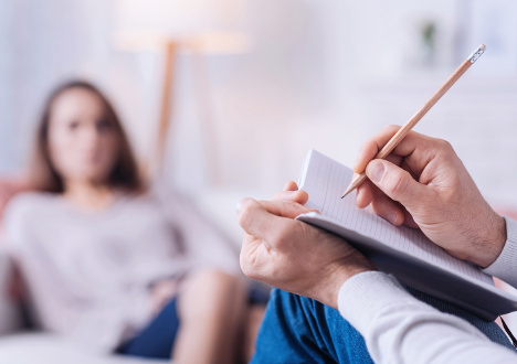 Psychoterapeuta - czym się zajmuje, uprawnienia, zarobki