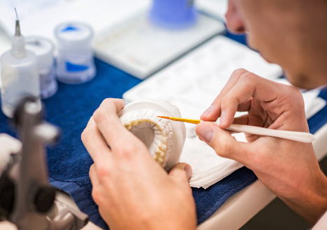 Technik dentystyczny - co robi, jak zostać, kurs, praca, zarobki