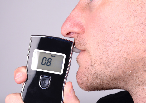 Badanie alkomatem w pracy – odmowa, przepisy