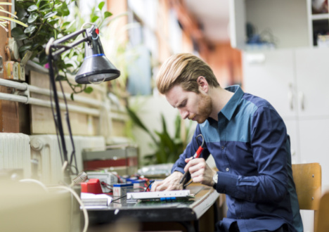 Technik elektronik - zawód, zarobki, praca
