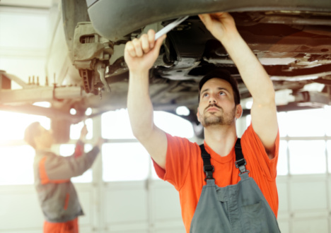 Elektryk samochodowy – kim jest, praca, zarobki