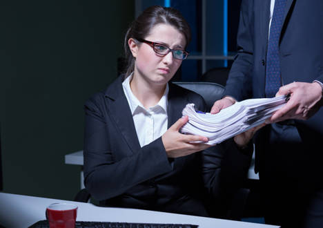 Polacy pracują coraz więcej