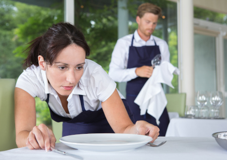 Kelnerka - obowiązki, cechy dobrego kelnera, strój
