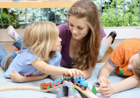 Opiekunka do dziecka - cechy, wymagania, zarobki