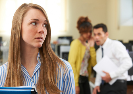 Plotki w pracy - jak sobie z nimi radzić?