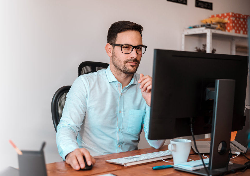 Pracownik biurowy – zakres obowiązków, kwalifikacje, umiejętności zawodowe